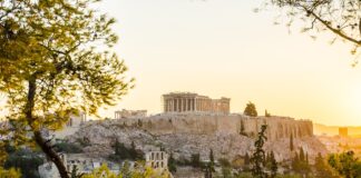 Turist din România, reținut după ce a furat două bucăți de marmură de pe Acropole acropole