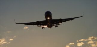 Un avion Boeing cu 112 pasageri a aterizat de urgență la Otopeni din cauza unor scurgeri de combustibil avion