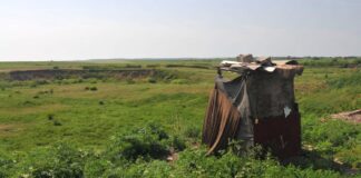 O adolescentă de 17 ani a născut, iar apoi și-a aruncat copilul în latrină ca să ascundă nașterea latrină wc