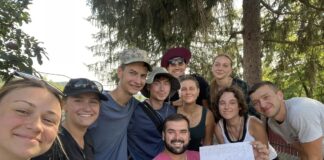 Bunul samaritean. Cum au fost ajutați 9 studenți polonezi rămași cu mașina în pană la vulcanii noroioși studenți polonezi vulcanii noroioși