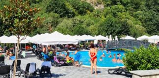 Patronul unui ștrand, trimis în judecată deoarece nu a lăsat să intre o femeie de etnie romă ștrand piscină publică
