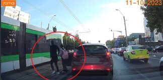 Gest inconștient al unei mame. A lăsat mașina în mijlocul drumului și a fugit peste liniile de tramvai cu un copil șoferiță bucurești