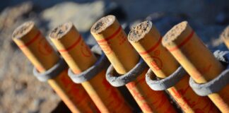 Ce pedeapsă a primit un tânăr care a aruncat o petardă într-o femeie care acum nu mai vede cu un ochi petardă