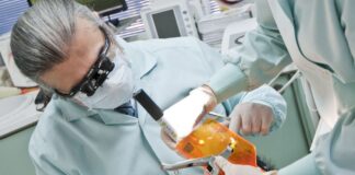 Un dentist i-a făcut unei femei 32 de proceduri într-o singură ședință: 20 de plombe, 8 coroane, 4 tratamente de canal dentist stomatolog