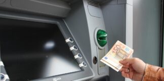 Un bărbat a găsit 4.600 de lei uitați într-un bancomat. Ce a făcut cu suma de bani atm bancomat