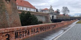 Un zid al Cetății Alba Carolina a fost vandalizat cu un text scris cu alfabetul chirilic cetatea alba carolina