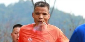 Un maratonist chinez de 52 de ani a fost descalificat pentru că a fumat țigară de la țigară pe toată durata cursei maratonist fumător china