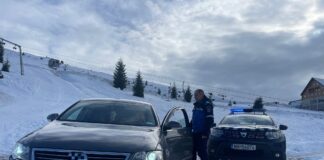 Un șofer a traversat cu mașina două pârtii și a rămas împotmolit în zăpadă. Ce încerca să facă stațiunea muntele mic pârtie mașină