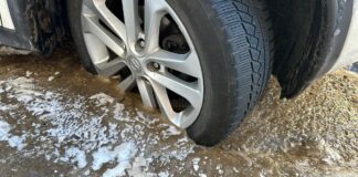 Zeci de șoferi și-au găsit mașinile prinse în gheață, după ce s-a spart o conductă de apă mașini prinse în gheață