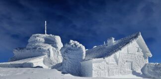 Fotografie superbă cu Stația Meteo Vârful Omu, complet înghețată: „Cum doriți cabana? Cu frișcă!” stația meteo vârful omu