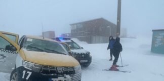 Un șofer de taxi a urcat cu mașina până pe pârtia de schi pentru a lăsa un client muntele mic taxi