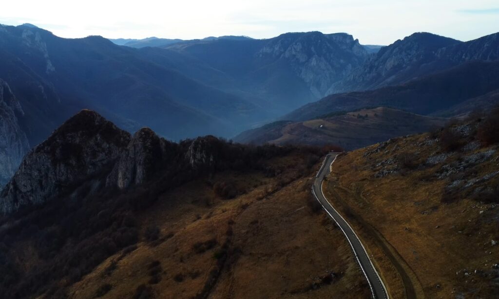 FOTO: NU MĂ POT ABȚINE - DRUMEȚII/Youtube