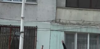 Mai multe blocuri dintr-un oraș din România s-au înclinat. „A început să se ducă la vale. Mobila mea stă pe-o parte” bloc înclinat