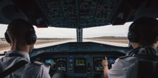 Ambii piloți ai unei aeronave au adormit 28 de minute în timpul unui zbor. Avionul a deviat de la rută pilot avion