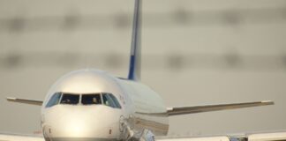 Un pasager a aruncat monede în motorul unui avion înainte de decolare, pentru noroc avion motor