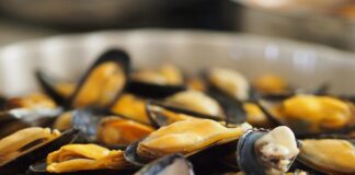 Chef de la un restaurant cu 2 stele Michelin, condamnat după ce a îmbolnăvit 50 de nuntași scoici sea food