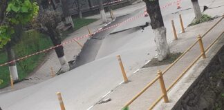 Surpare uriașă pe o stradă, lângă blocuri. Oamenii sunt speriați: asfaltul s-a vălurit, copacii au luat-o la vale stradă surpată slănic prahova