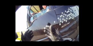 Un șofer de TIR circula pe autostradă cu un picior scos pe geam. Ce a făcut polițistul care l-a văzut sofer tir