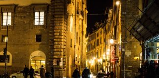 Două orașe le interzic minorilor sub 13 ani să mai iasă neînsoțiți pe stradă noaptea oraș noaptea