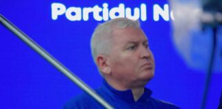 Deputatul Florin Roman a fost lovit cu genunchiul în față de un coleg de partid pe holul Parlamentului Florin Roman