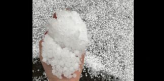 Un strat gros de grindină a acoperit stațiunea Sinaia după ce a plouat torențial | VIDEO grindină la sinaia