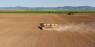 Cel mai puternic utilaj agricol din lume a ajuns la o fermă din România cel mai puternic utilaj agricol terracult