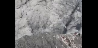 Turiști surprinși de o erupție exact în momentul în care au ajuns în vârful vulcanului, pe marginea craterului