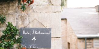 Un cuplu a stat gratis în două hoteluri din Sinaia. Au primit masă și cazare și au plecat fără să plătească FOTO: StockSnap/Pixabay.com