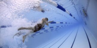 Un copil de 8 ani a murit în timpul unui curs de înot cu un instructor privat bazin piscină