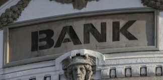 Directoare de bancă din București, acuzată că a furat 300.000 de euro din conturile clienților bancă