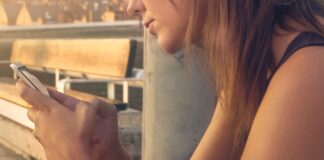 O fată de 13 ani a sunat la 112 și a spus că a fost răpită, după ce a primit o provocare online. Zeci de polițiști au căutat-o telefon