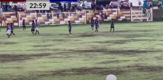 Un fotbalist a fost ucis de un fulger în timpul unui meci. Alți 4 jucători au fost răniți