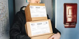 O companie de curierat din România apelează la deținuți pentru procesarea coletelor curier