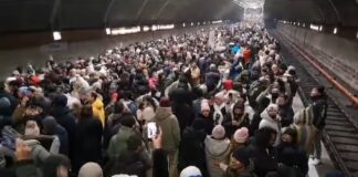 Moment de bucurie surprins în noaptea de Anul Nou într-o stație de metrou din București. Zeci de imigranți nepalezi au strigat „Nepal!” nepal