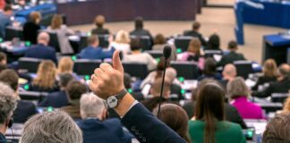 Huawei, investigată de procurori pentru plăți ilegale către 8 europarlamentari. 3 dintre ei sunt români