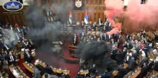 Scene nemaivăzute în Parlamentul Serbiei. Deputații opoziției au lansat fumigene și gaze lacrimogene, o deputată se află în stare critică fumigene serbia belgrad