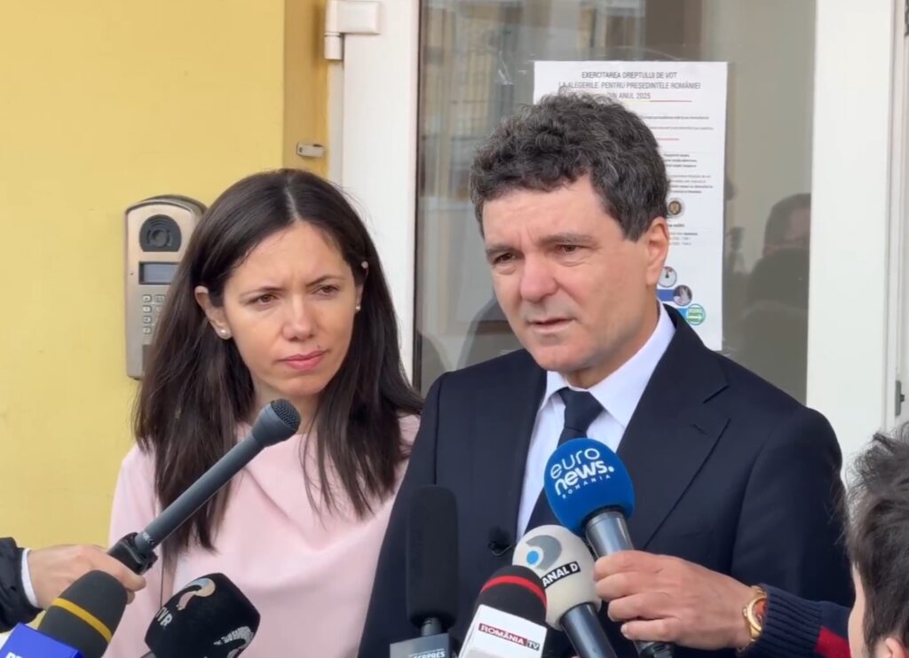Nicușor Dan alături de soție, după ieșirea de la vot