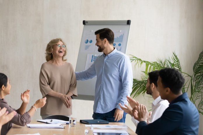 Cum sa creezi un kit de bun venit memorabil pentru noii angajati