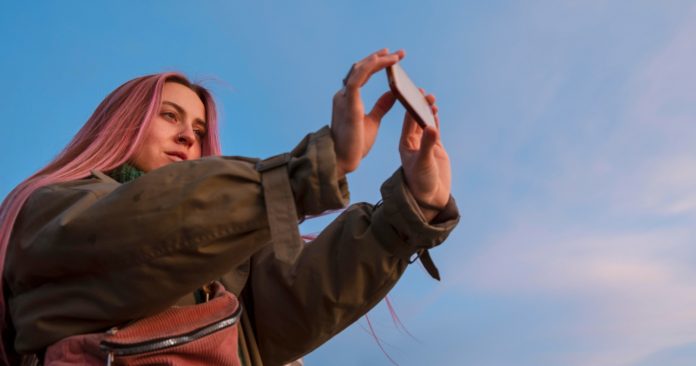 fata-tanara-milenial-face-fotografii-cu-telefonul-2148927264