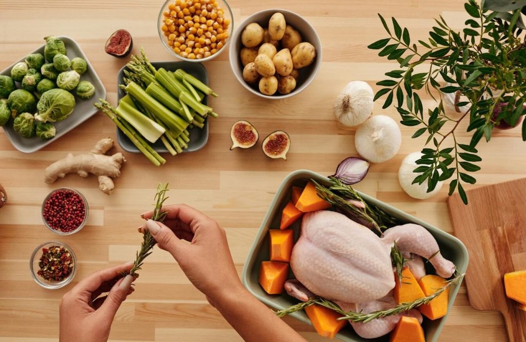 pregatirea-unei-mese-cu-pui-legume-de-toamna