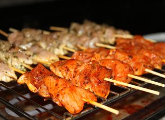 Puiul rămâne în topul preferințelor românilor. Dar cum îl gătim astăzi?